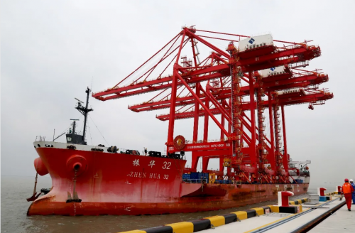 港航重器 | 太倉四期首臺集裝箱岸橋成功落軌